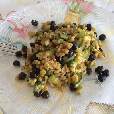 Insalata di farro con ceci neri,zucchine zafferano